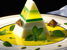 Pyramide glacée ivoire au basil limoen, vitrail magique