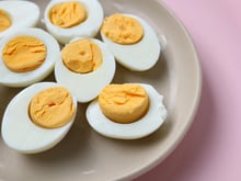 Même si vous pensez tout savoir ce petit détail change tout pour la cuisson de vos œufs durs