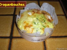 Quiches sans pâte au camembert et aux courgettes dans la boîte