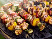 Nos 15 idées de délicieuses brochettes pour vos barbecues cet été !