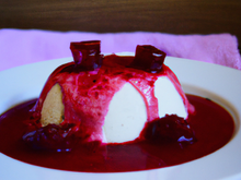 Quenelle au coulis de fruit rouge sur un lit de mousse au chocolat blanc épicé