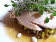 Blanc de poulet fumé, au foie gras et petites pousses