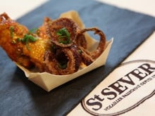 Chicken wings et onion rings sauce barbecue