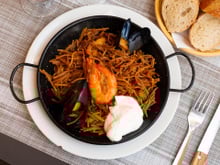 “Avec l’arrivée du printemps, j’avais envie d’une Fideuà !” : Cyril Lignac partage une recette ensoleillée typique d’Espagne !