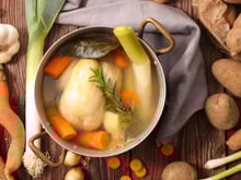 “Très bonne recette, facile, et bon marché” : voici notre meilleure recette de poule au pot, ce grand classique si réconfortant en hiver