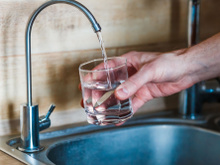 Perles en céramique, charbon, que valent vraiment ces solutions pour filtrer l’eau du robinet ? 60 Millions de consommateurs s’est penché sur la question