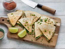 Quesadillas aux pousses d'épinard, oignons et feta