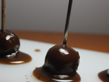 Sucette au chocolat noir, praliné et au rhum