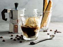 Prêt en 5 minutes : l'affogato-misu, le dessert génial qui va détrôner le tiramisu classique