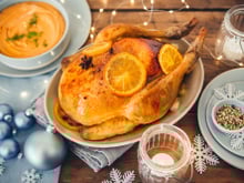 Chapon farci au pain d’épices et au foie gras et poivre blanc de Penja