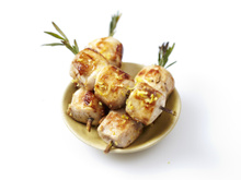 Brochettes de lapin au romarin, marinées au citron confit