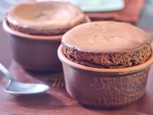 "De quoi régaler votre famille et vos amis ! " : Christophe Michalak partage sa recette gourmande de soufflé au chocolat !