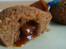 Mini moelleux au cacao fourrés au caramel