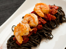 Linguine à l'encre de seiche, poivrons grillés, gambas et pimentón