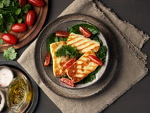Halloumi : connaissez-vous cette astuce pour le rendre moins salé et plus moelleux ?