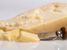 Un Italien révèle comment utiliser le parmesan jusqu’au bout avec cette recette apéro en 3 minutes
