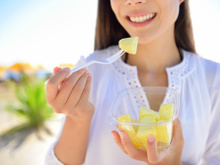 Thé vert, jus de citron, ananas : ces aliments réputés "brûle-graisses" sont-ils vraiment efficaces ?