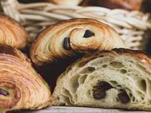 “Une recette que j’ai apprise de mes patrons” : le boulanger qui fait le meilleur pain au chocolat de France livre son secret