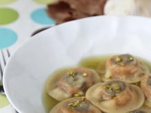 Ravioles végétariennes à l'ail et à la patate douce accompagnées de leur bouillon vert