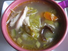 Bouillon de poule aux légumes et vermicelles parfumé à la citronnelle