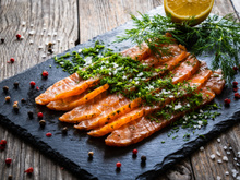 Comment réussir un saumon gravlax digne d’un restaurant ? Les astuces de notre chef pour Noël