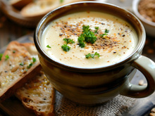 Prêt en 15 minutes et très économique, ce velouté aux champignons de Paris est la soupe idéale pour le dimanche soir