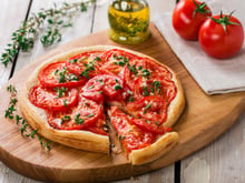 Fini la pâte détrempée : l’astuce toute simple pour réussir une tarte à la tomate parfaitement croustillante