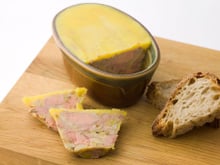 Terrine de foie gras mi-cuit au porto et à l'armagnac