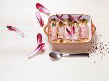 Endives braisées au miel, roulées au jambon et plumes d’endives