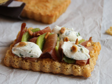 Pain à la crème de Saint-Agur, Speck, kiwi et pignons de pin, quenelles de Carré Frais au citron vert et ciboulette