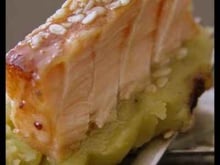 Saumon laqué, sésame et pois cassés