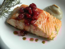 Saumon de Norvège fumé aux branches de romarin,réduction de cranberries,mousseline de marrons