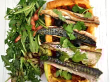 Tarte au maquereau, salade de pissenlits aux lardons