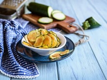 Four, friteuse, AirFryer : comment réaliser des chips de courgettes pour un apéritif réussi cet été ? Voici nos astuces