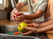 Même si vous ne mangez pas la peau : voici pourquoi vous devriez toujours laver ces aliments