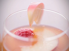 Cocktail pétillant pêches et framboises