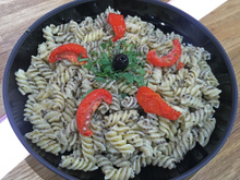 Fusilli à la crème d'olive et aux pétales de tomates confites