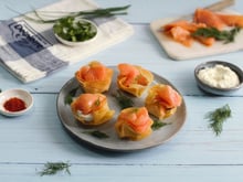 Nids de feuilles de brick au saumon fumé et fromage aux herbes