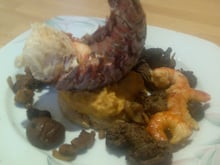 Langouste sur lit de patates douces au beurre de cacahuète, sablé à la vache qui rit, gambas au piment, fricassée de châtaignes aux morilles