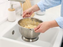 Faut-il rincer les pâtes à l'eau froide pour faire une salade de pâtes ?