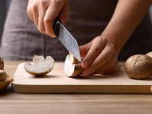 Vous ne vous couperez plus jamais après avoir appris cette technique de chef pour bien tenir son couteau