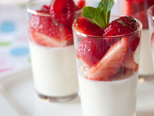 Baby panacotta à la rose, fraises et framboises à la menthe