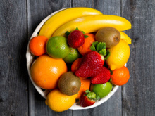 Vous jetez la peau de ce fruit et pourtant elle est particulièrement bonne pour votre santé !  (et ce n’est pas la pomme)