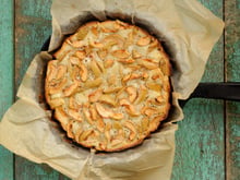 Prête en 10 minutes et avec 2 pommes : cette tarte express à la poêle va vous sauver la mise pour le goûter