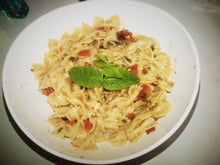 Farfalles aux tomates, champignons et menthe