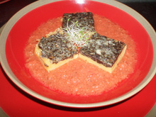 Carrés de polenta aux algues sur le lit de gaspacho