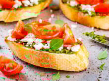 Crostini au pesto, féta, tomates cerises et basilic