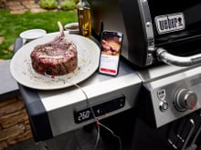 Côte de bœuf grillée au barbecue en cuisson connectée