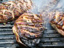 “Tout le monde aime le faire, mais tout le monde est un peu déçu” : Norbert Tarayre vous montre comment réussir votre cuisson du magret de canard au barbecue !