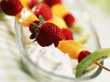 Brochettes de fruits et crème au citron